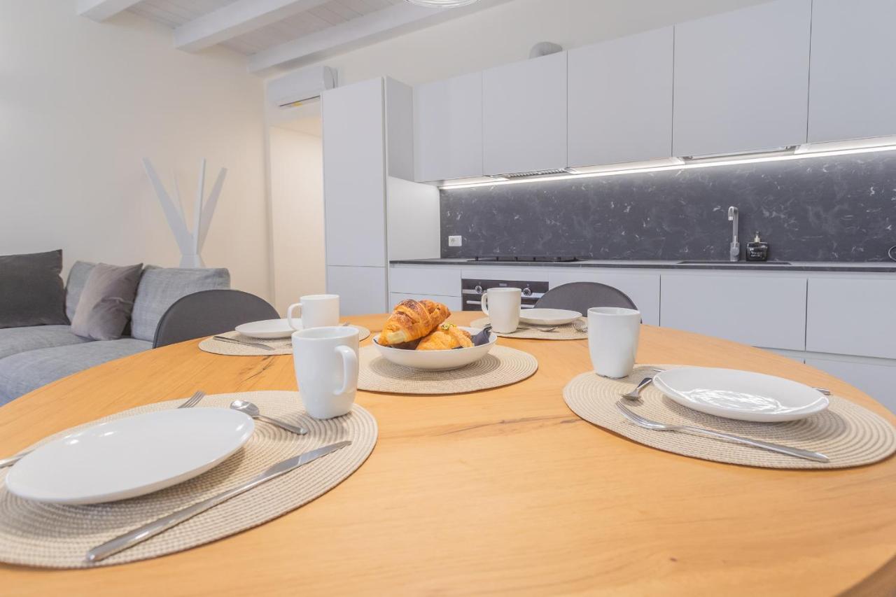 Modern & Stylish Apartment In Como City By Rent All Como Exteriör bild
